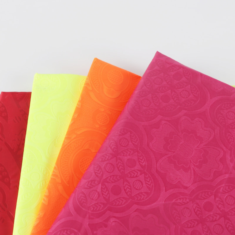 TMIE-08-2-2 Tissu uni pour vêtements de travail de poids moyen 110GSM, teint de couleur vive avec un motif de fleurs vives 3D, tissu en popeline de polyester gaufré