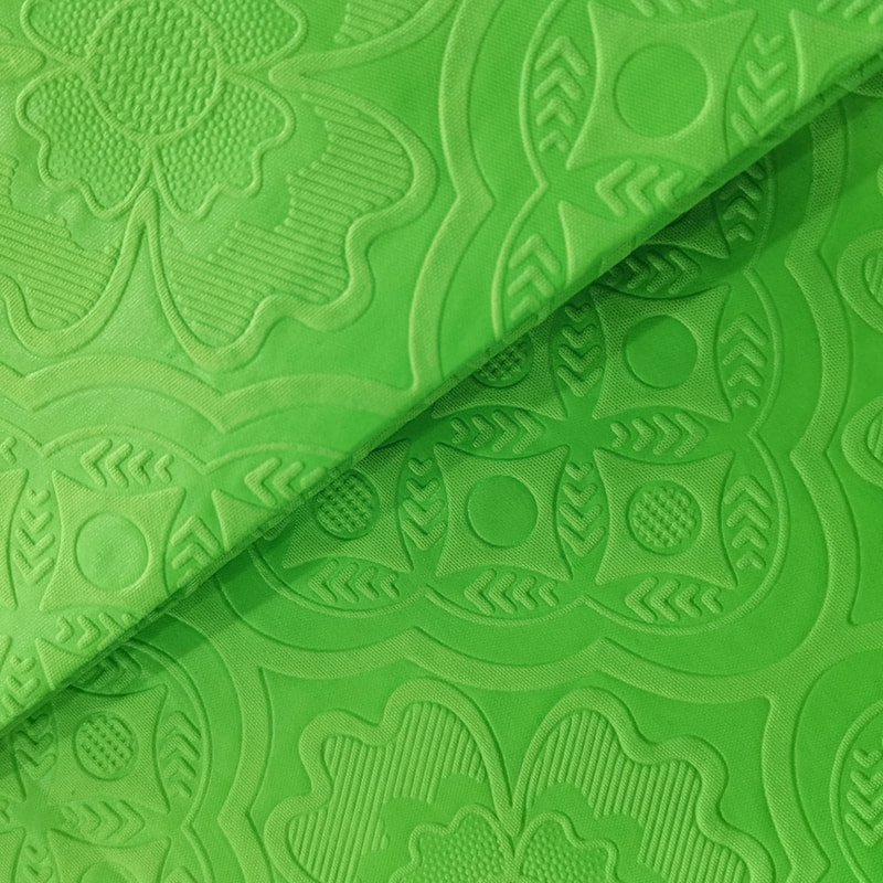 TMIE-08-2-2 Tissu uni pour vêtements de travail de poids moyen 110GSM, teint de couleur vive avec un motif de fleurs vives 3D, tissu en popeline de polyester gaufré